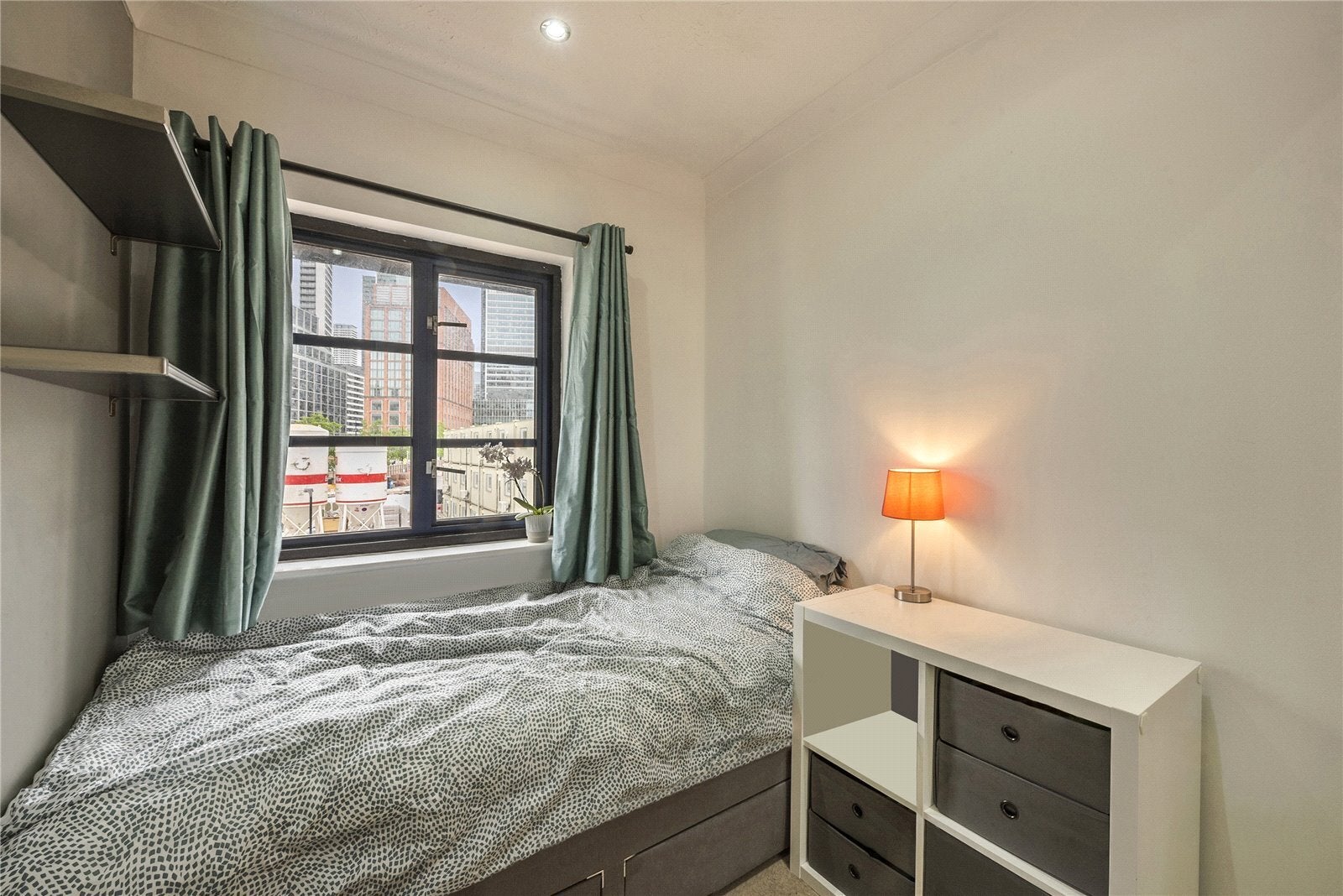 House Lovegrove Walk in Greater London