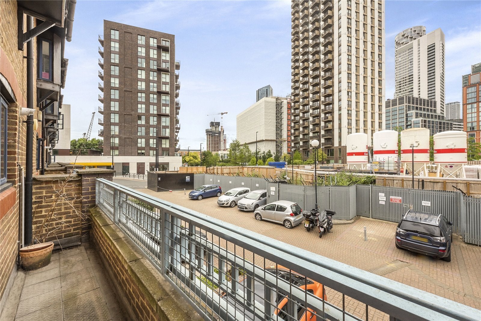 House Lovegrove Walk in Greater London