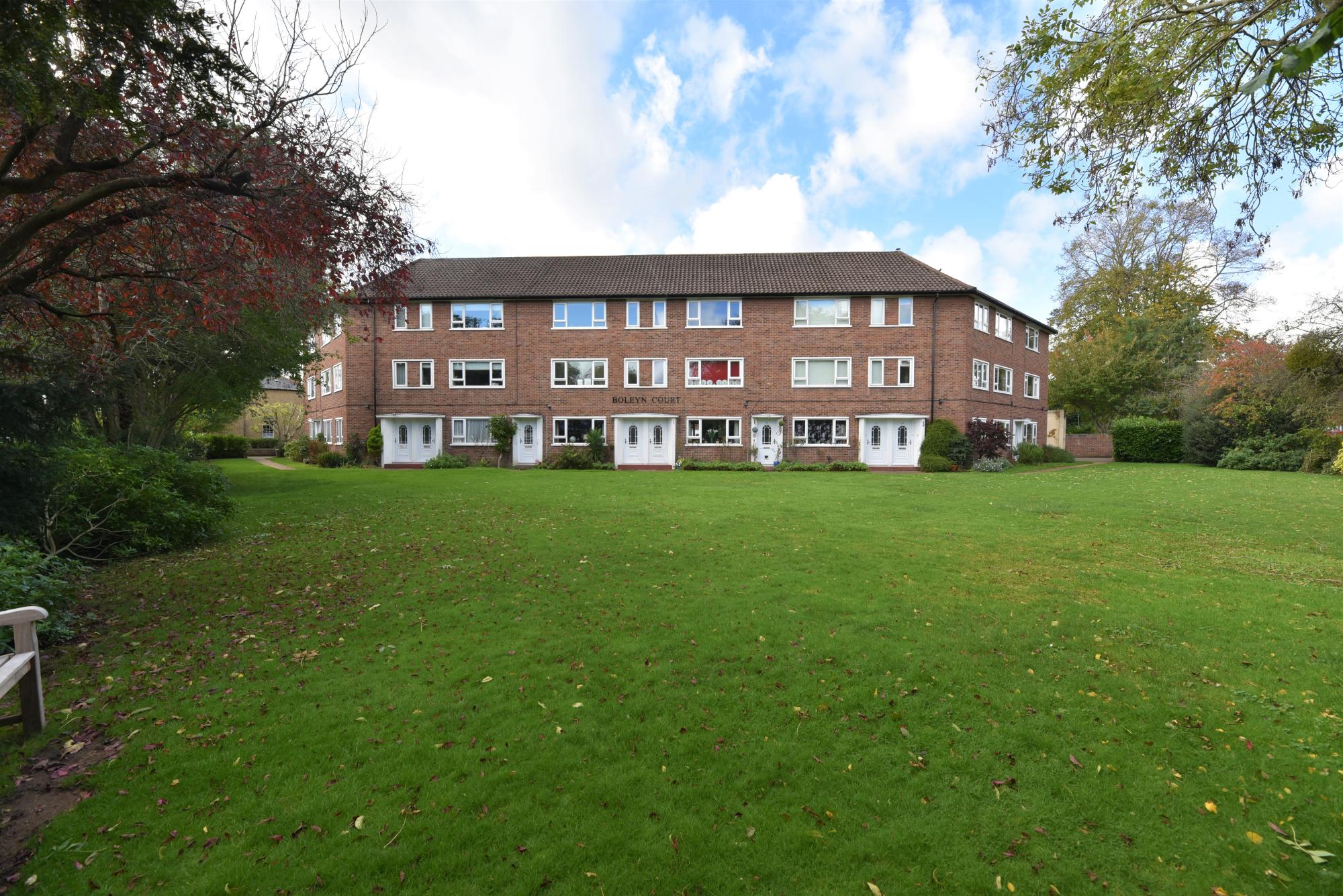 Flat Bridge Road in Elmbridge
