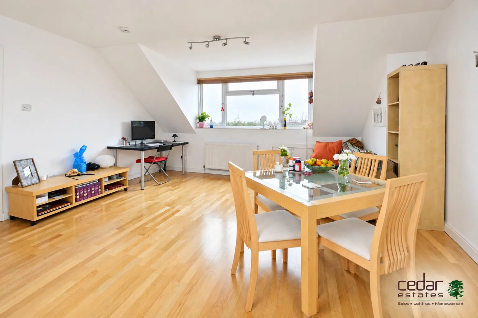 Flat Minster Road in Greater London