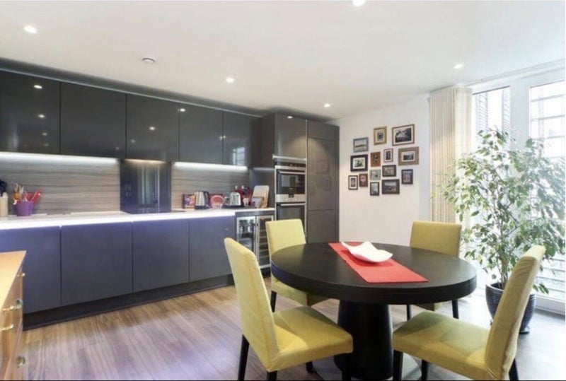 Flat Buckhold Road in Greater London