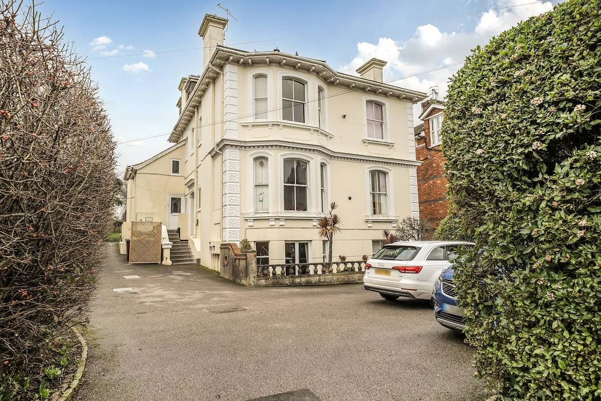 Flat Woodbury Park Road in Tunbridge Wells