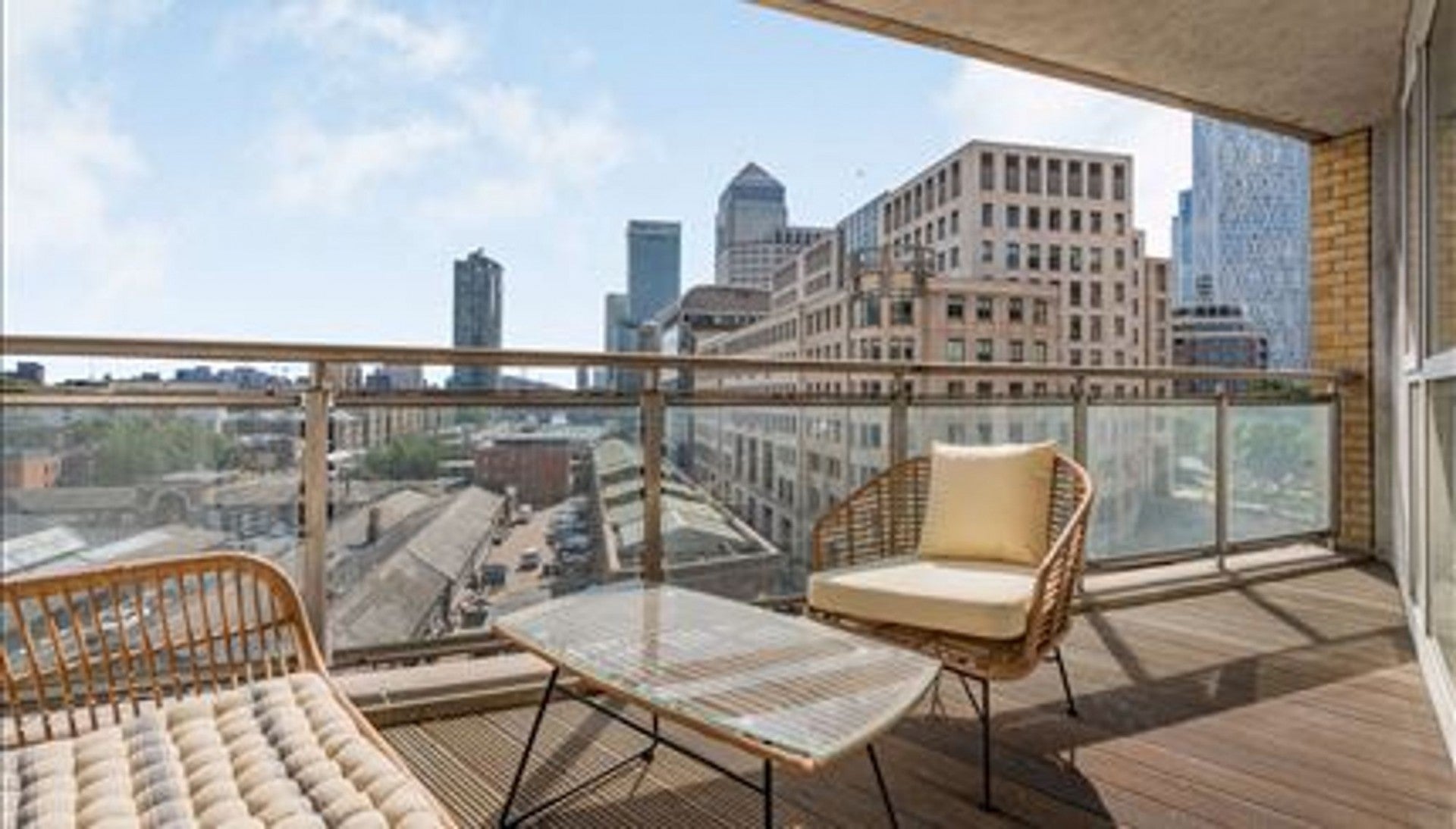 Flat Westferry Circus in Greater London