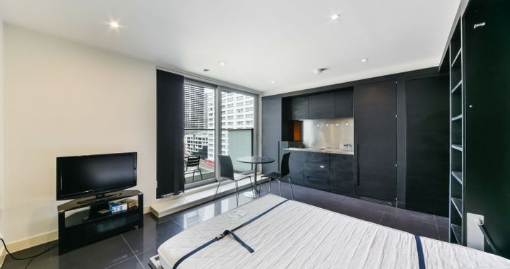 Flat Pan Peninsula Square in Greater London
