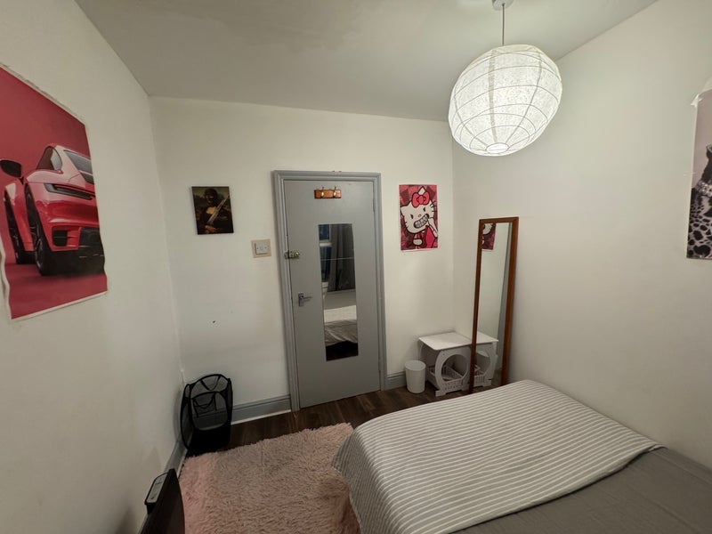 Room Grove Road in Greater London