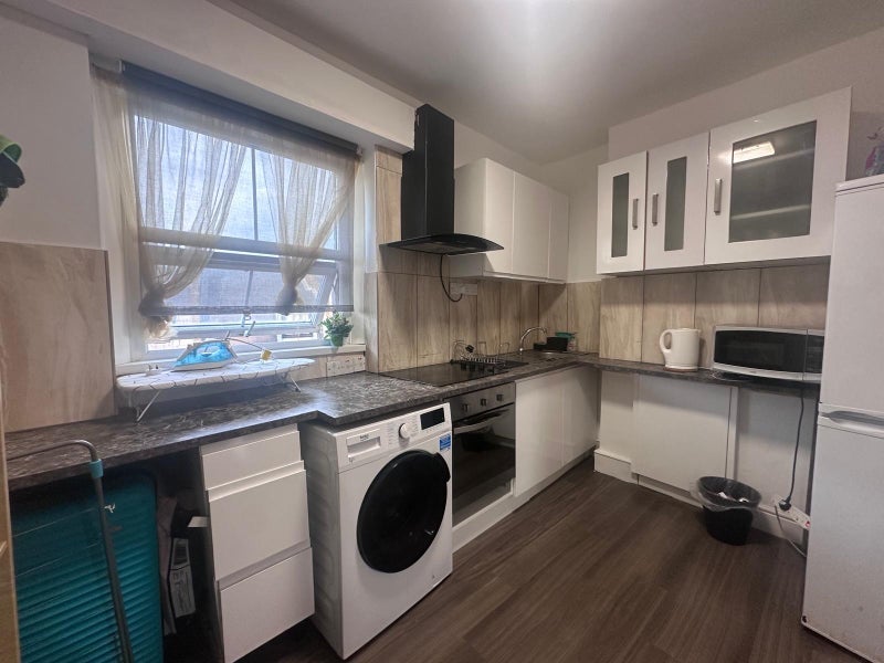 Room Grove Road in Greater London