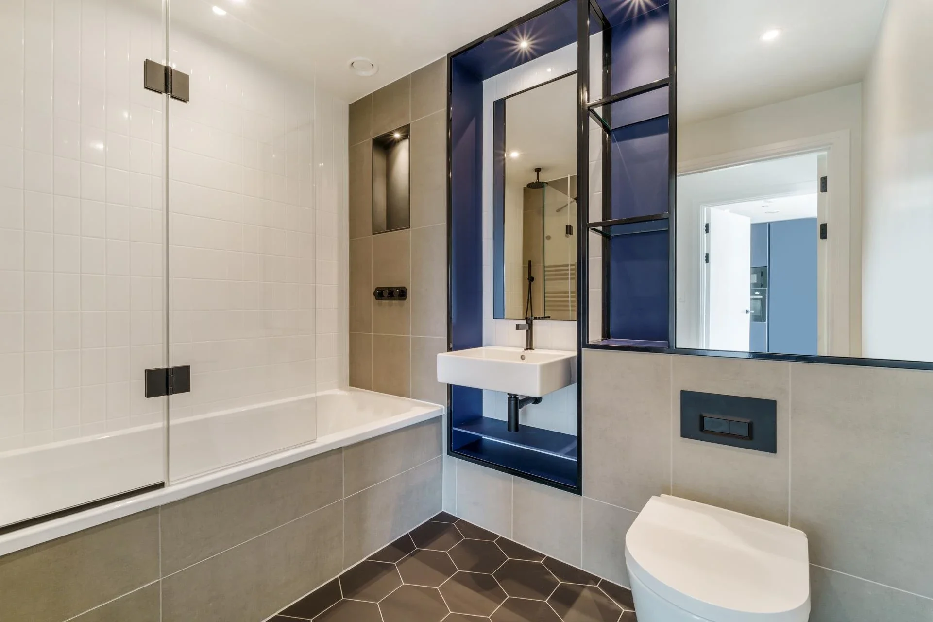 Flat Abbeydale Road in Greater London