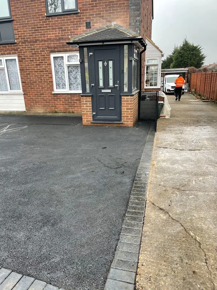 Flat Balmoral Drive in Greater London