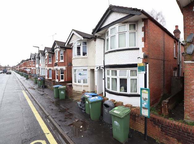 Room Newcombe Road in Southampton