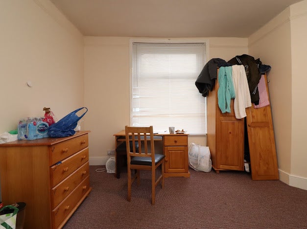 Room Newcombe Road in Southampton