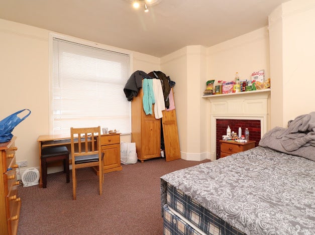 Room Newcombe Road in Southampton