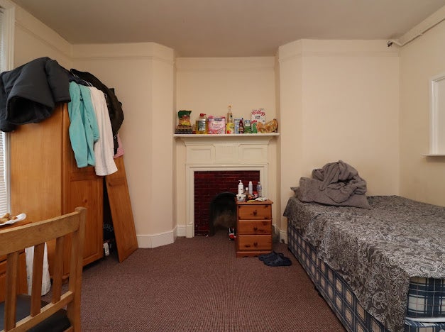 Room Newcombe Road in Southampton