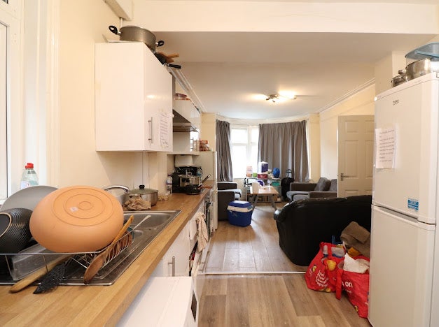 Room Newcombe Road in Southampton