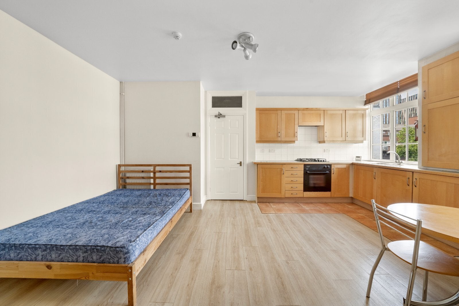 Flat Mansell Street in Greater London