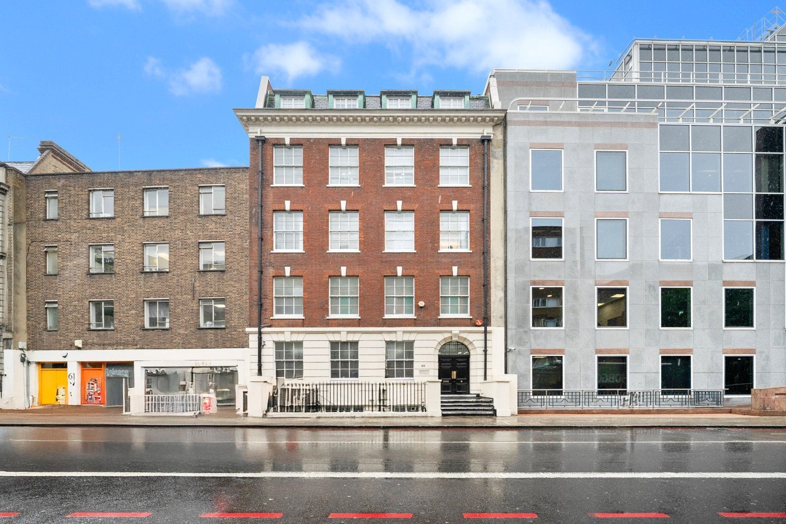 Flat Mansell Street in Greater London