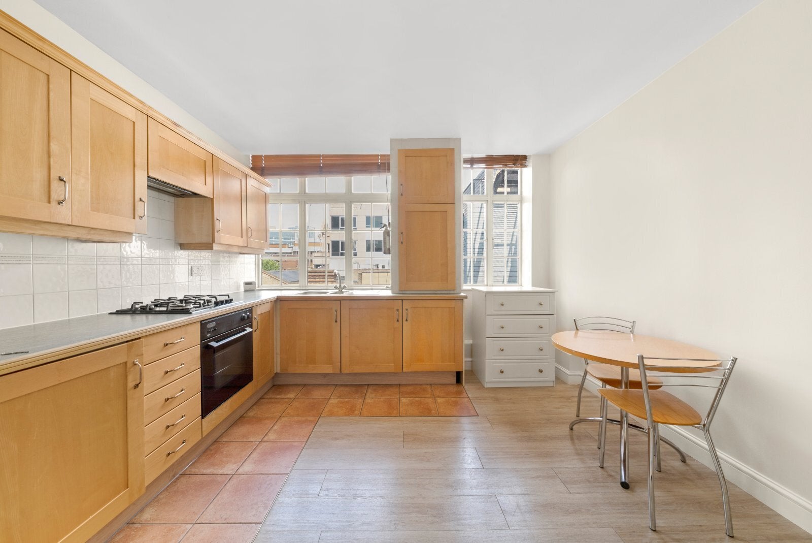 Flat Mansell Street in Greater London