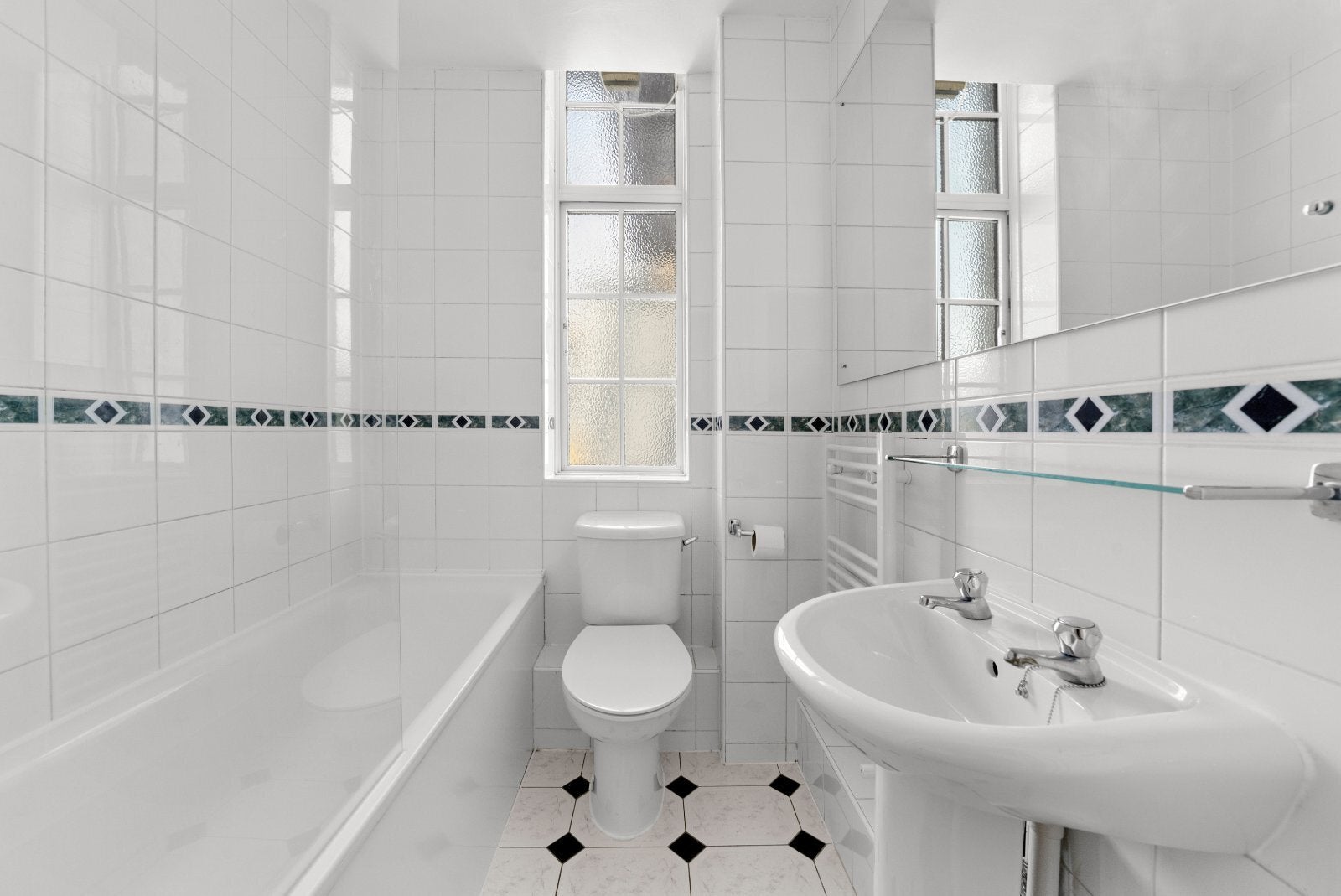 Flat Mansell Street in Greater London