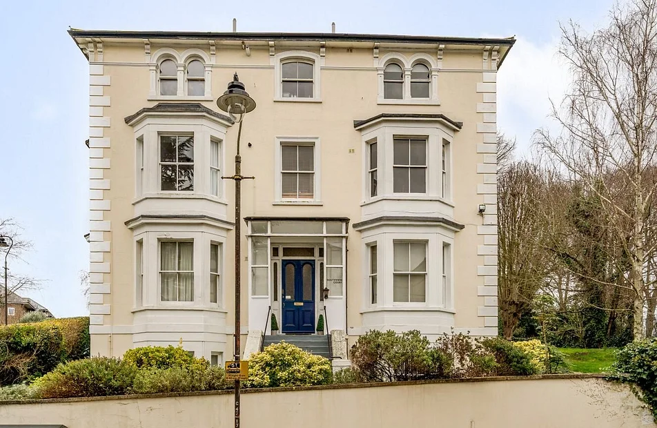 Flat Belvedere Road in Greater London