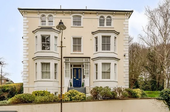 Flat Belvedere Road in Greater London