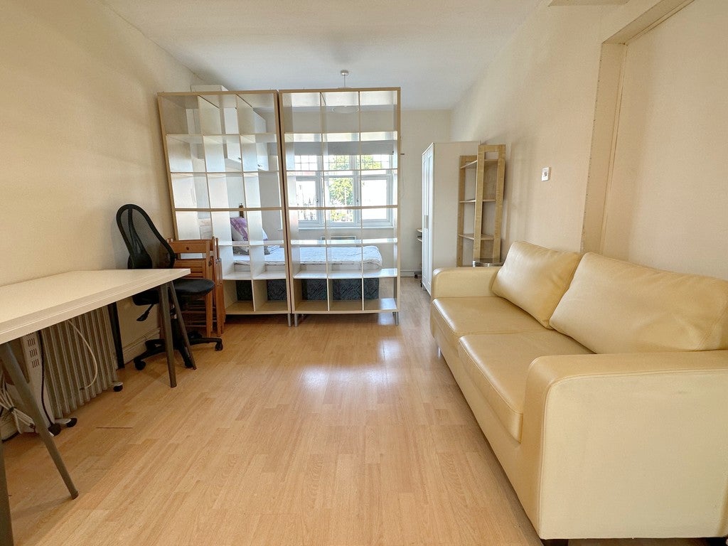 Flat Wollaton Road in Nottingham