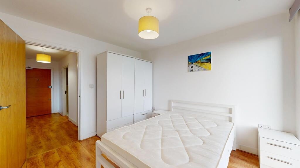 Flat Greenhill Way in Greater London