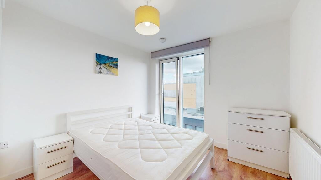 Flat Greenhill Way in Greater London
