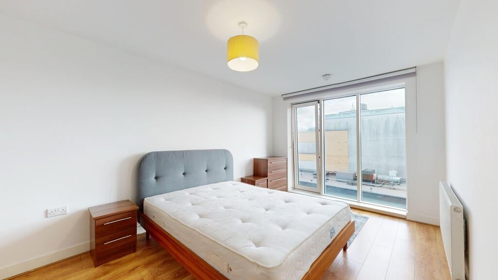 Flat Greenhill Way in Greater London