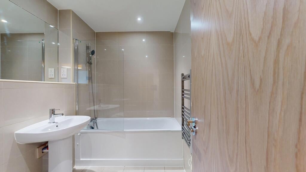 Flat Greenhill Way in Greater London