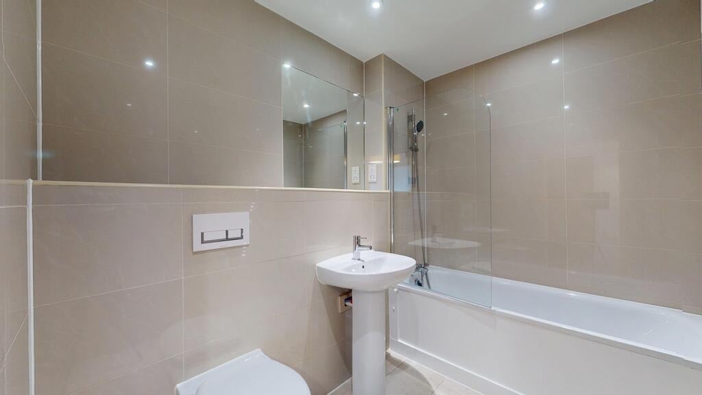 Flat Greenhill Way in Greater London