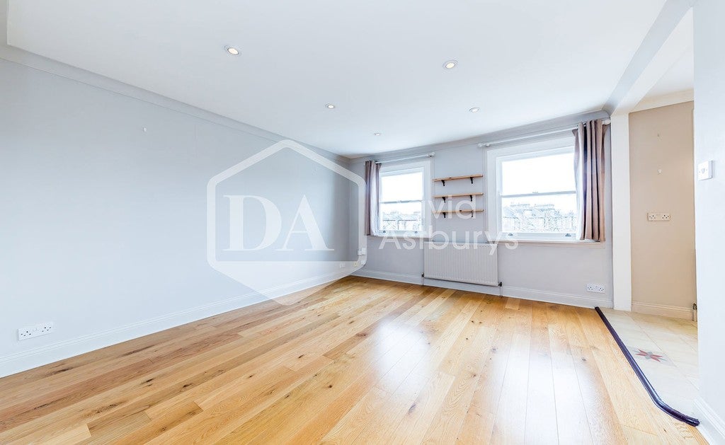 Flat Gatcombe Road in Greater London