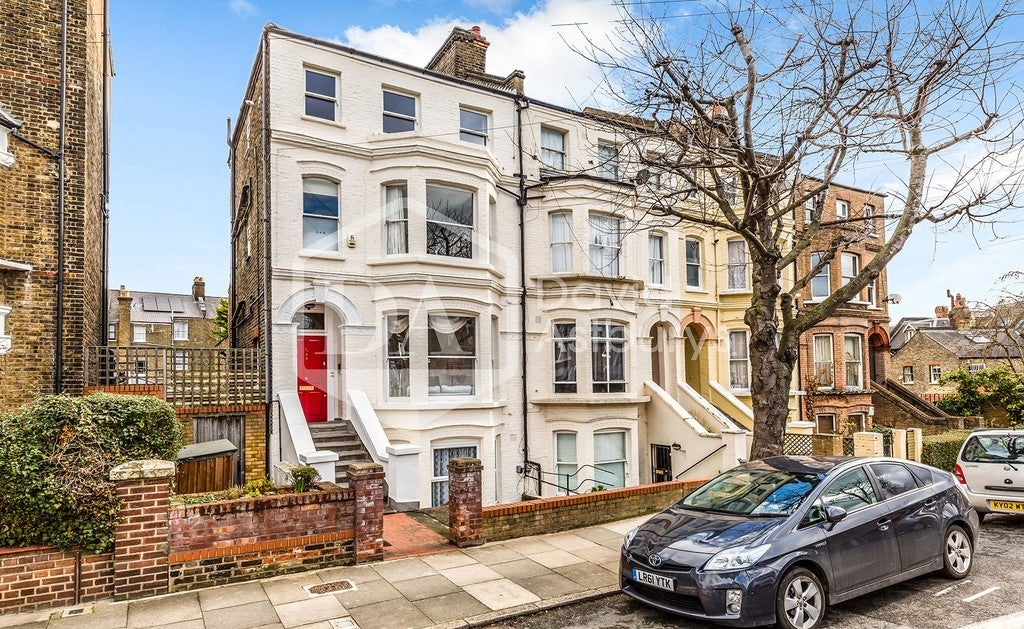 Flat Gatcombe Road in Greater London
