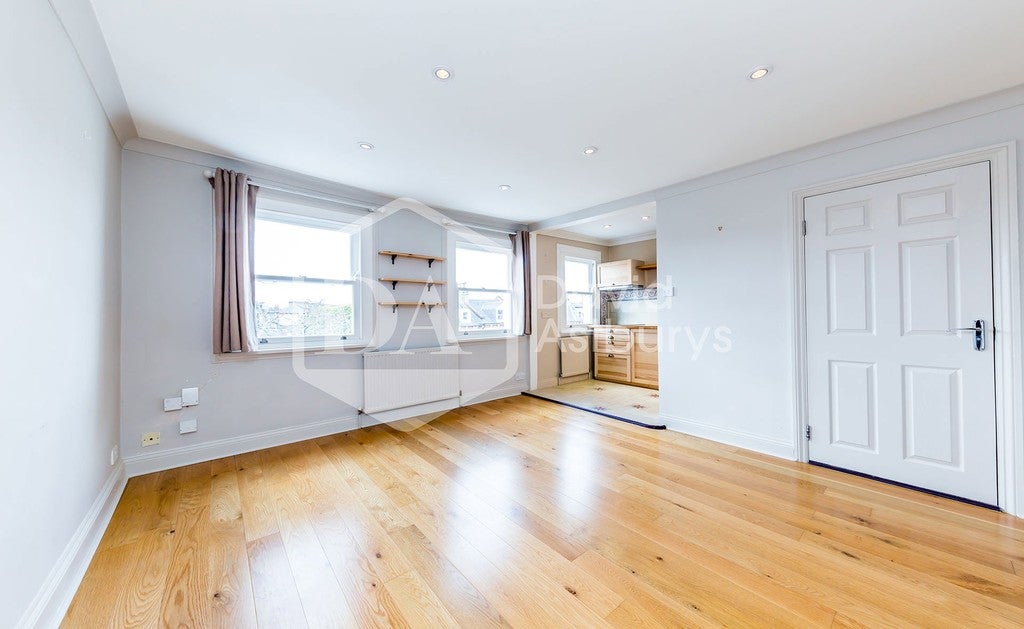 Flat Gatcombe Road in Greater London