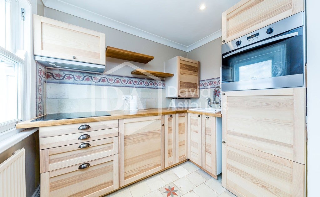 Flat Gatcombe Road in Greater London