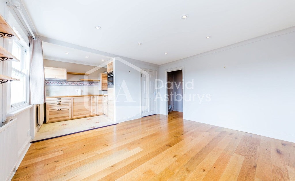 Flat Gatcombe Road in Greater London