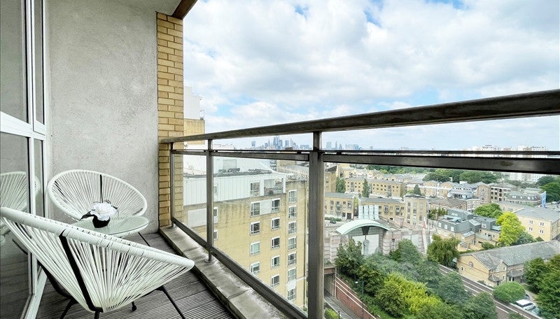 Flat Westferry Circus in Greater London