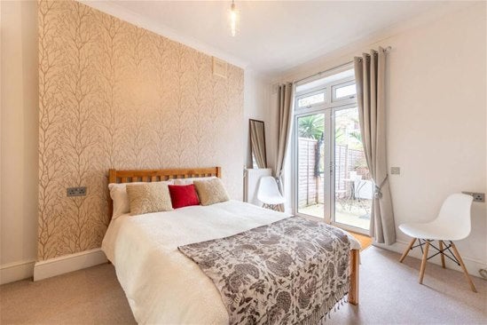 Flat Hoveden Road in London