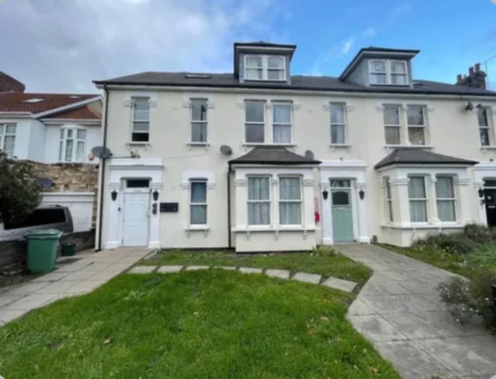 Flat Lansdowne Road in Greater London