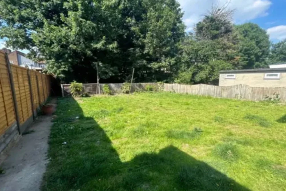 Flat Lansdowne Road in Greater London