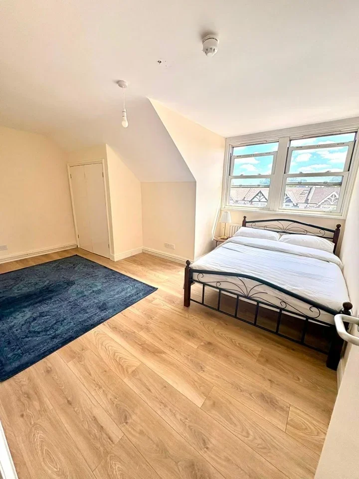 Flat Lansdowne Road in Greater London
