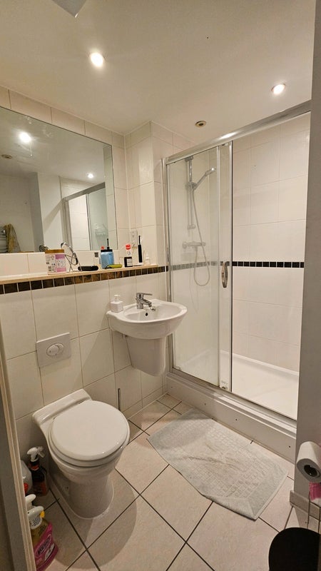 Room Tottenham Road in Greater London