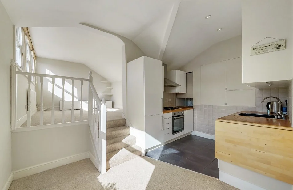 Flat Andalus Road in Greater London