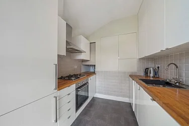 Flat Andalus Road in Greater London