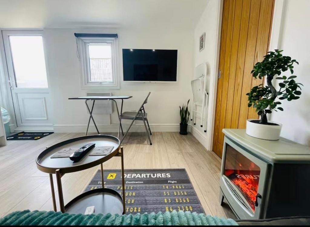 Flat Northumberland Crescent in Greater London