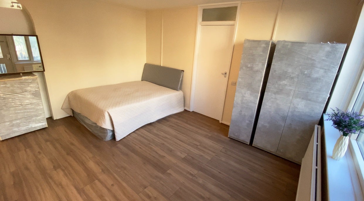 Room Rouel Road in Greater London
