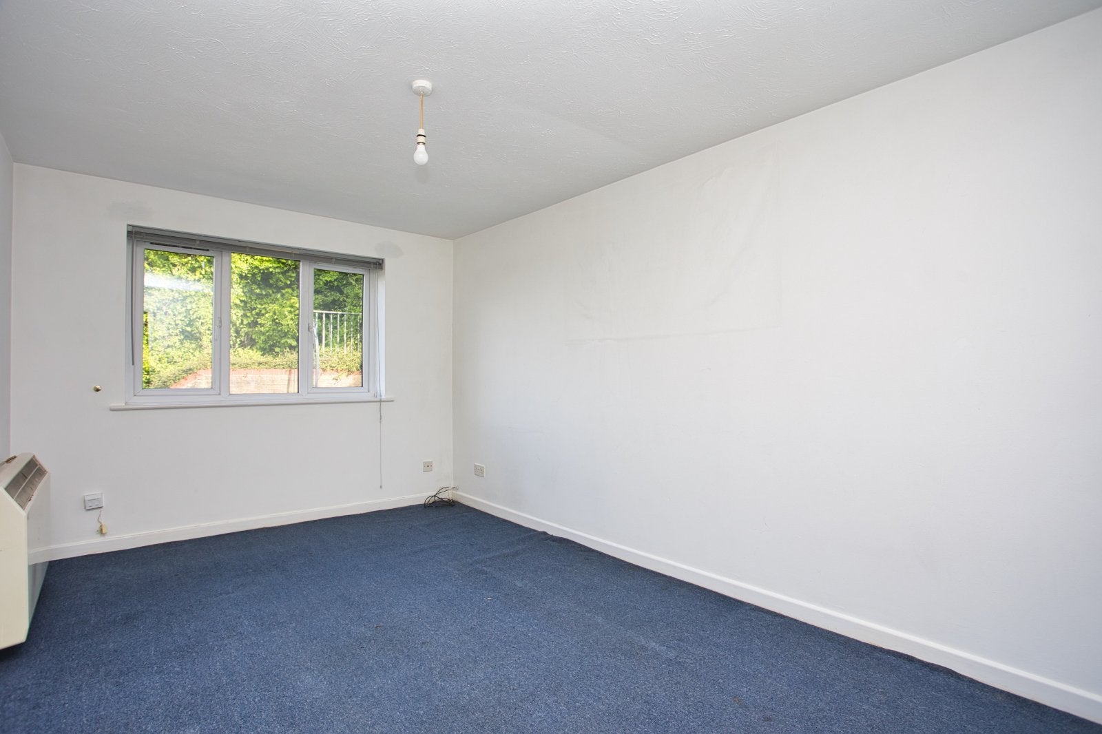 Flat Mayfield Avenue in Dover