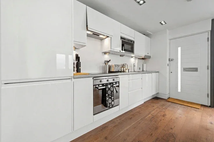 Flat Cumberland Road in Greater London