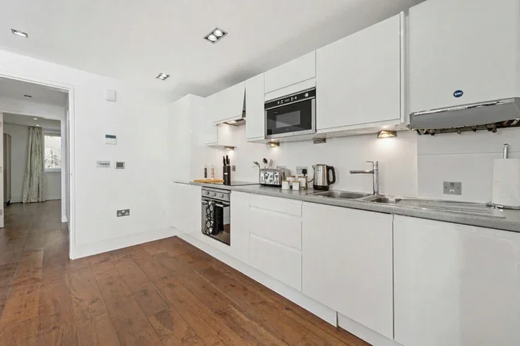 Flat Cumberland Road in Greater London