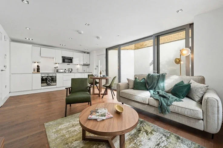 Flat Cumberland Road in Greater London