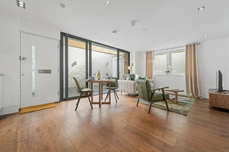 Flat Cumberland Road in Greater London