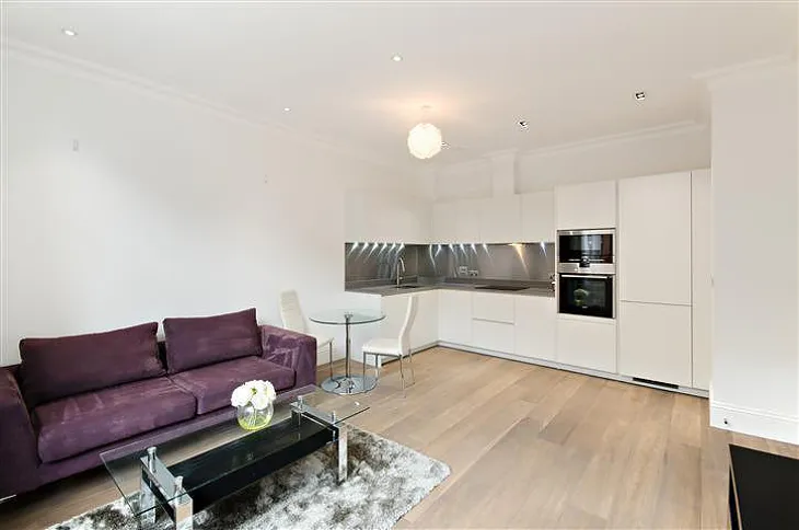 Flat Bridle Mews in Greater London